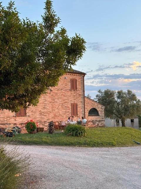 Buiten aan tafel bij het huis in Le Marche, in het avondlicht
