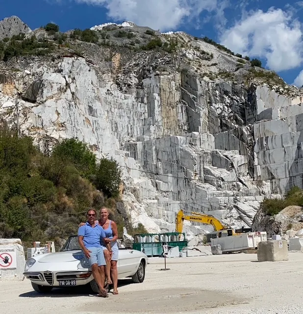 Alfa Romeo Duetto uit 1966 bij een marmergroeve in Carrara