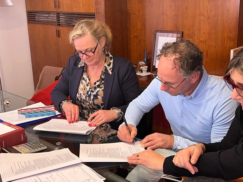 Ondertekening van de notariële akte (rogito) bij de notaris in Italië