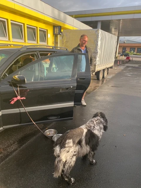 Tankstop onderweg met de Volvo, de aanhanger en de hond