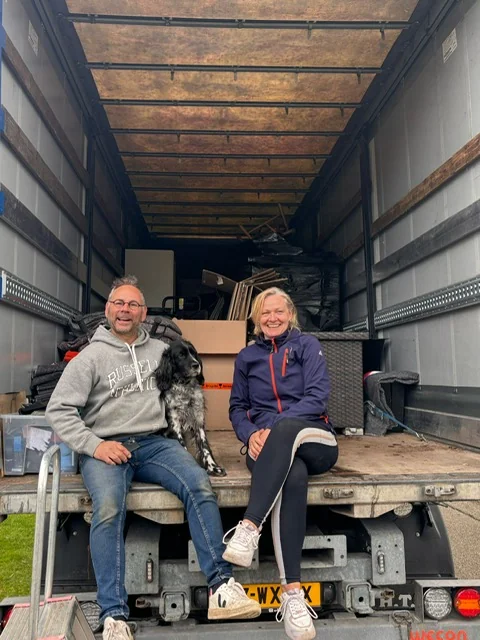 In de achterkant van de verhuiswagen in Nederland, met de hond